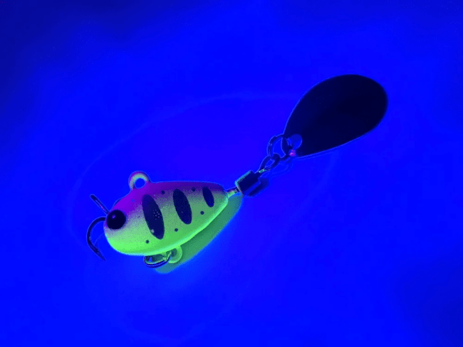 Тэйл-спиннер UF STUDIO Harricane 7.5гр 20мм #Pink Chart UV Тэйл-спиннер UF STUDIO Harricane 7.5гр 20мм #Pink Chart UV