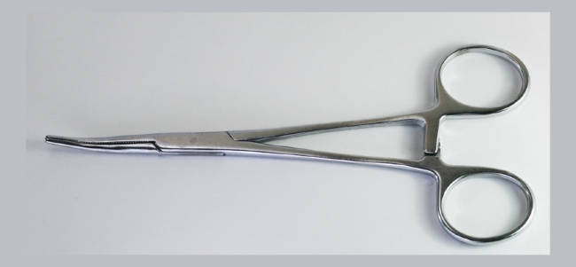 Корцанг изогнутый 22см ручка металл